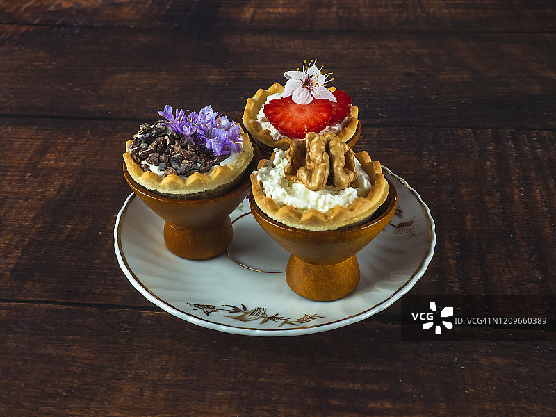 木桌甜点盘食用花卉甜点图片素材