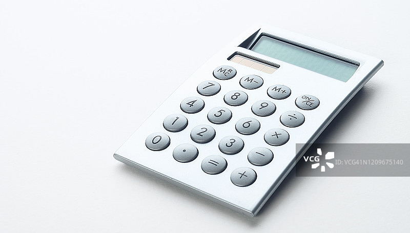 白色背景上的灰色电子计算器banner图片素材