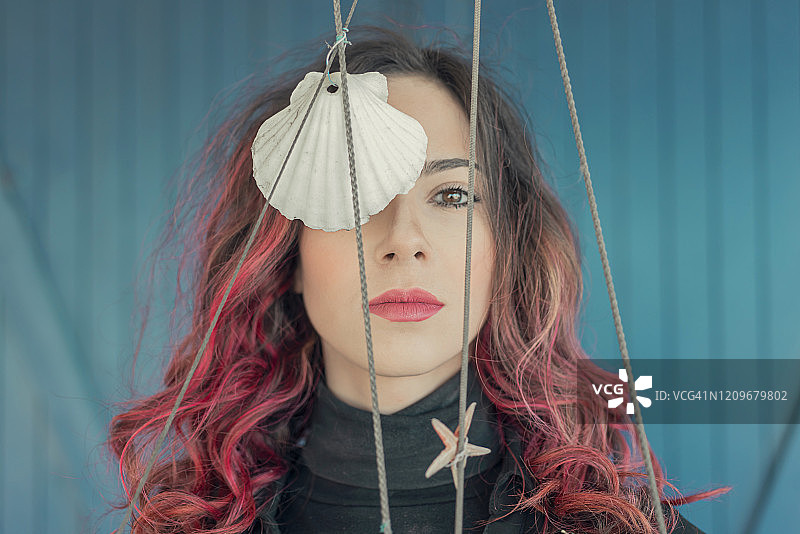 红发的年轻女子图片素材