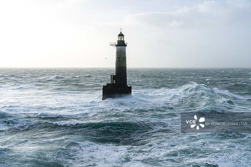 布列塔尼西亚拉风暴与巨浪-阿尔门灯塔图片素材