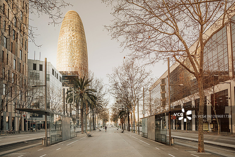 巴塞罗那街头的日出图片素材