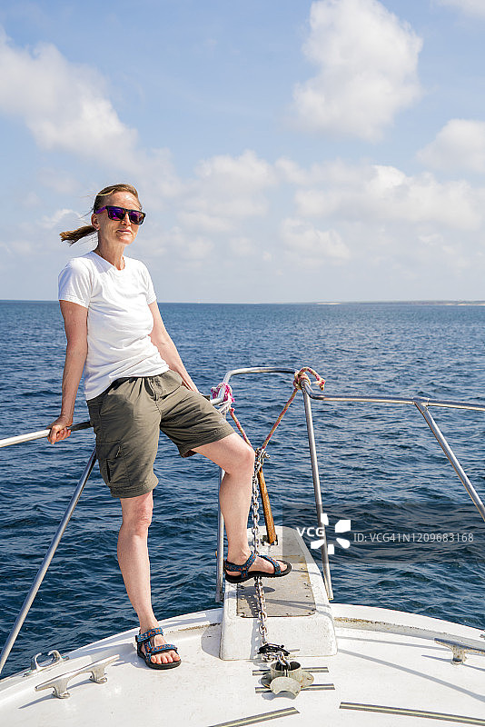 站在船头的年长妇女前往厄瓜多尔加拉帕戈斯群岛，看向镜头图片素材