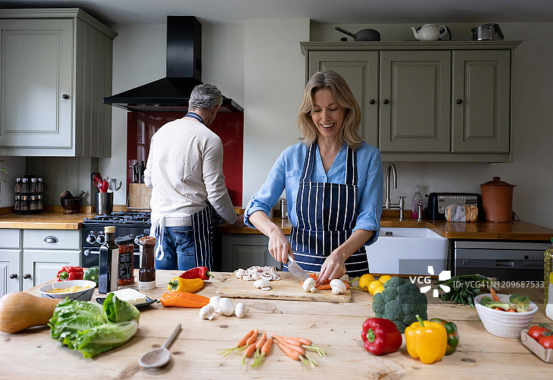 快乐夫妇在家一起做饭图片素材