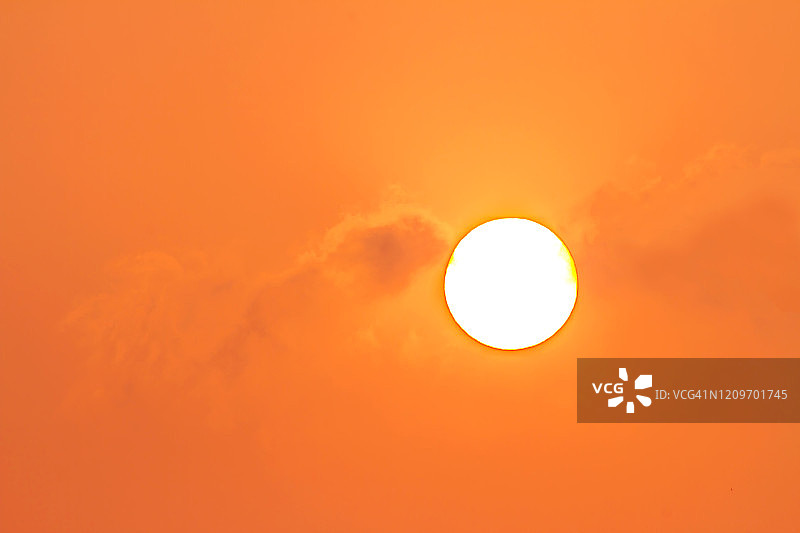 太阳。全球变暖。热浪下的炎热太阳。气候变化图片素材