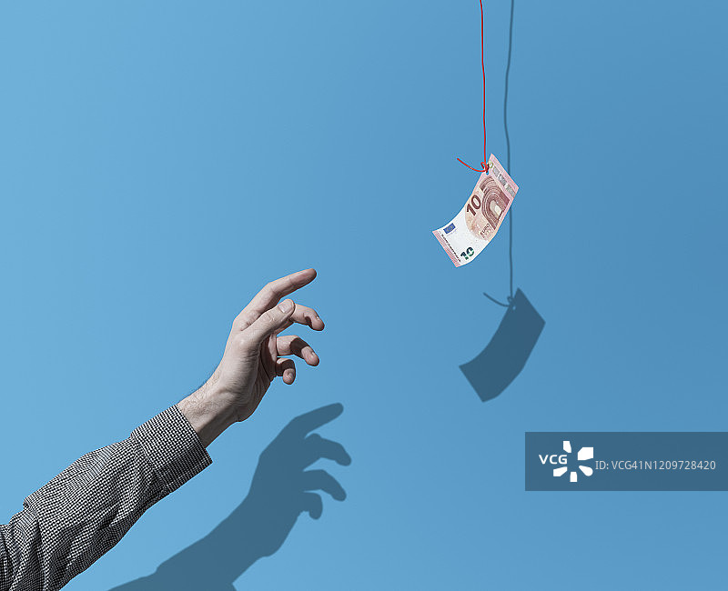 挂在绳子上的10欧元纸币图片素材
