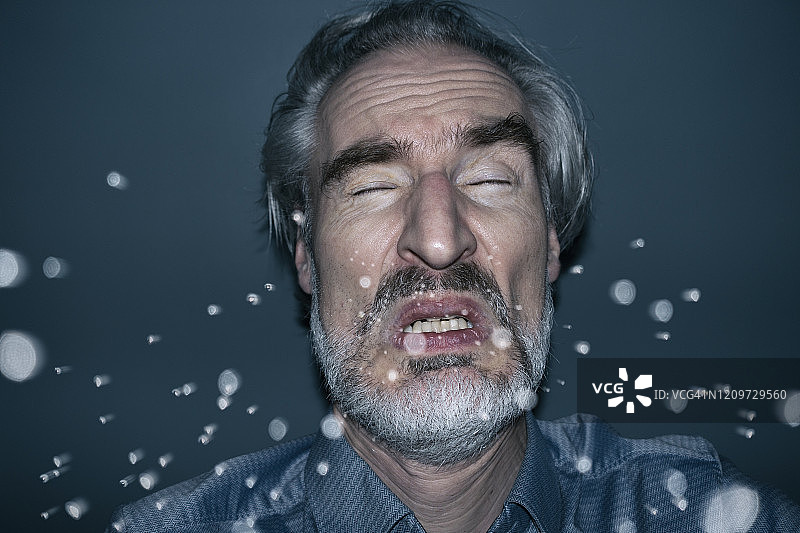 打喷嚏的男人图片素材