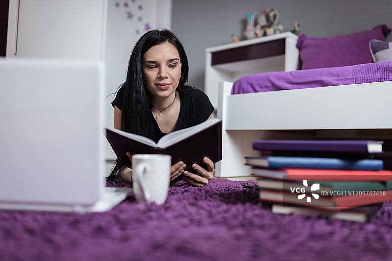 在家学习的忧虑年轻女子图片素材