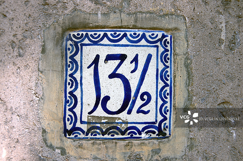 手绘在混凝土墙上瓷砖上的数字13.5图片素材