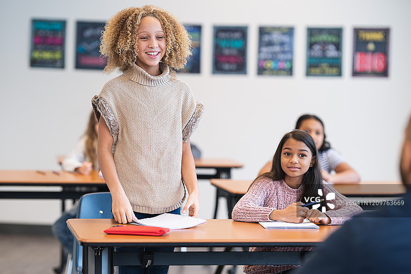 小学生在课堂上展示图片素材
