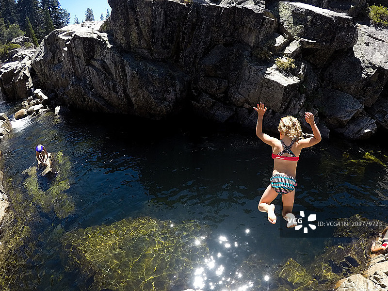 一家人在太浩湖游玩，探索美景图片素材