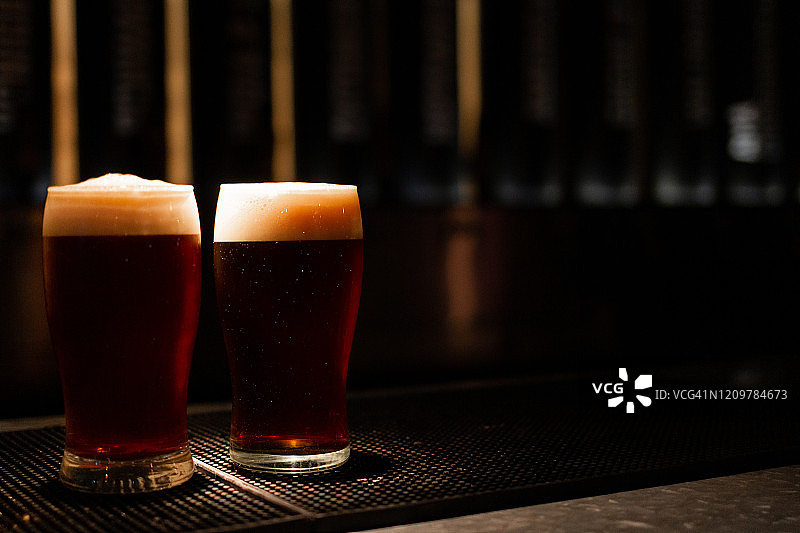 酒吧里供应的一品脱啤酒（精酿啤酒）图片素材