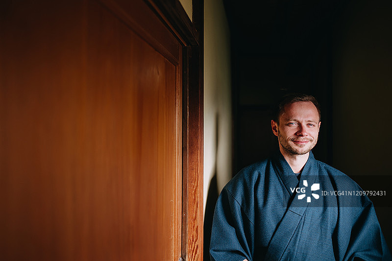 在日本穿着传统浴衣的游客图片素材