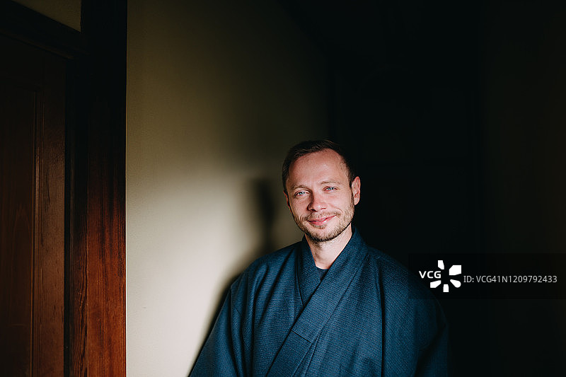 在日本穿着传统浴衣的游客图片素材