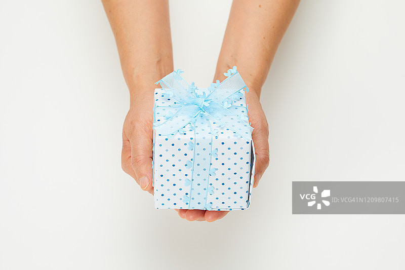 手持蓝色包装的工艺礼品纸图片素材