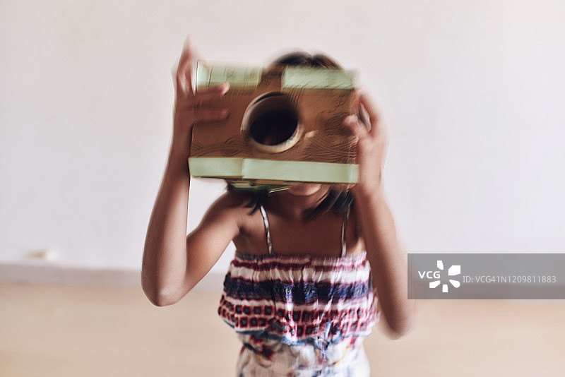 女孩玩自制相机图片素材