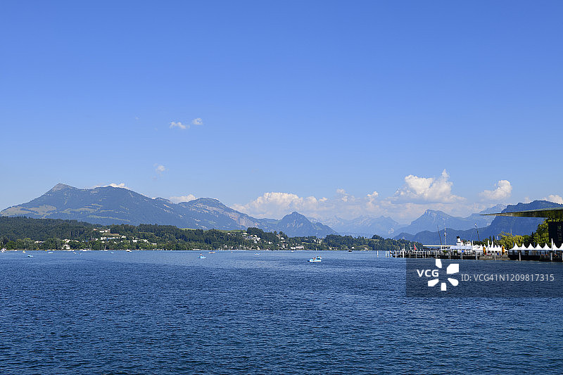 琉森湖与瑞吉山，晴朗蓝天图片素材