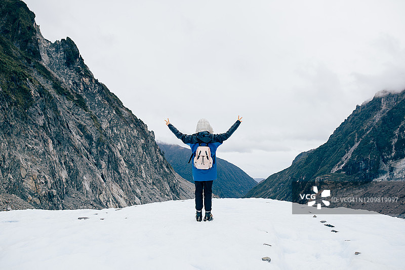 亚洲女性在新西兰福克斯冰川旅行图片素材