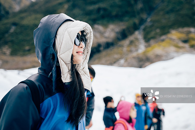 亚洲女性在新西兰福克斯冰川旅行图片素材