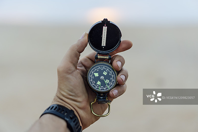 男人手中指南针特写图片素材