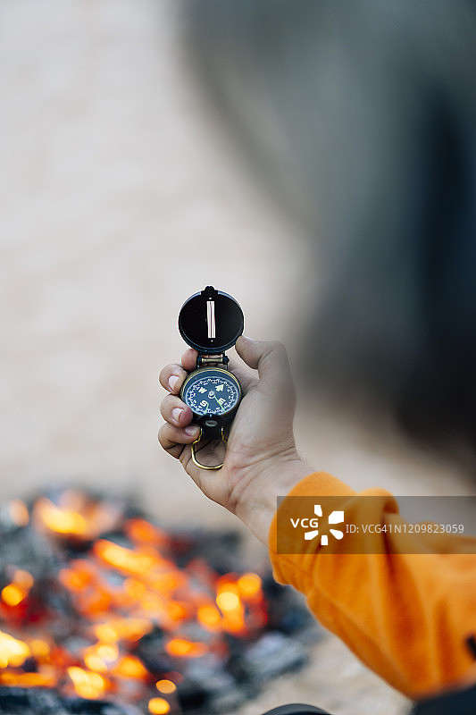 男人手中指南针特写图片素材