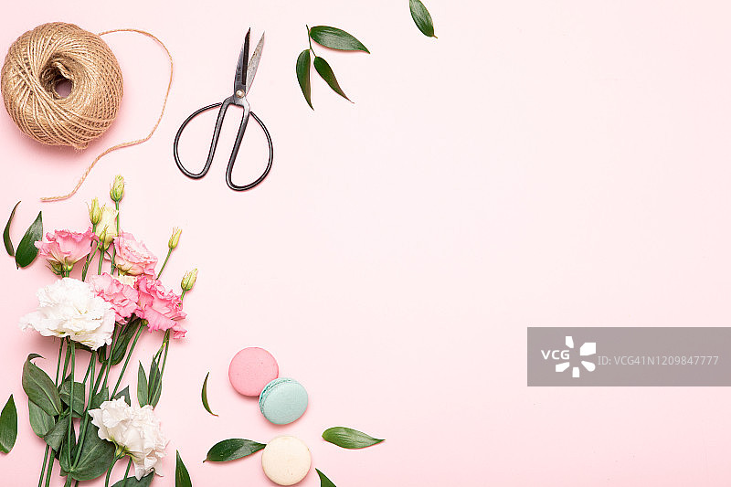 粉色背景上的花朵装饰设计扁平素材图片素材