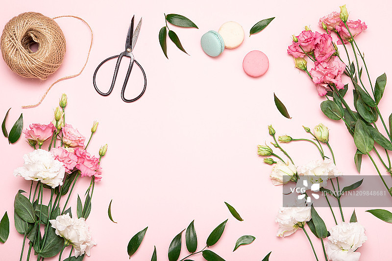 粉色背景上的花朵装饰设计扁平素材图片素材