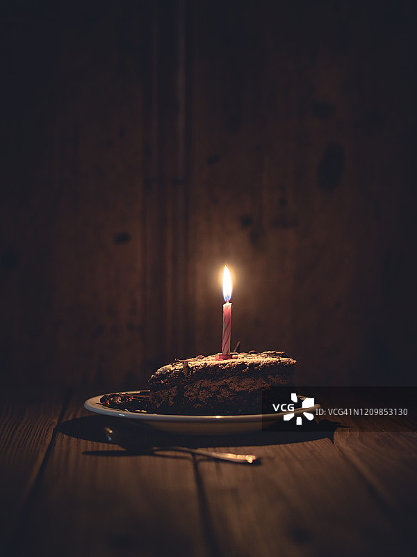 生日蜡烛巧克力蛋糕切片图片素材