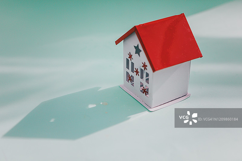 蓝色背景下的红色长阴影房子图片素材