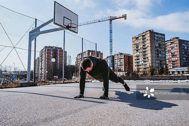 男人在户外做俯卧撑图片素材