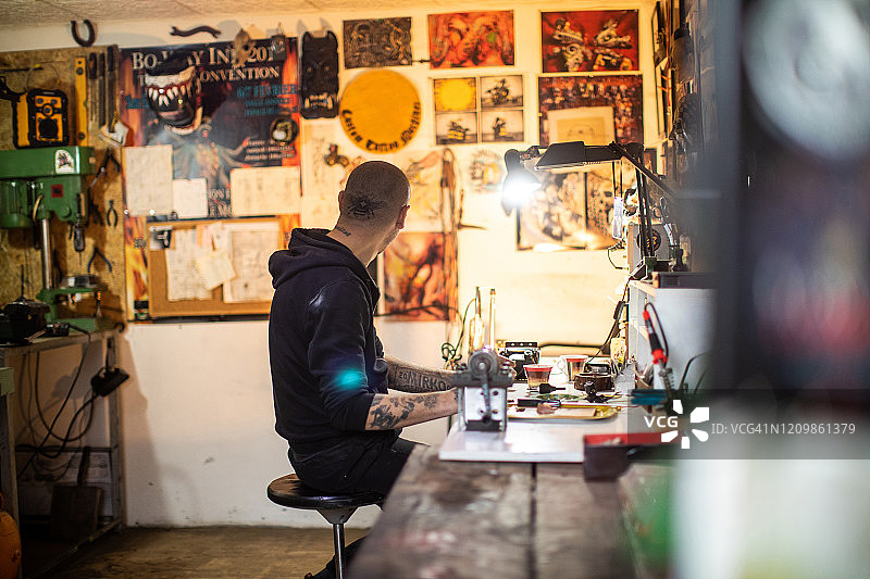 纹身师在他的工作室里图片素材
