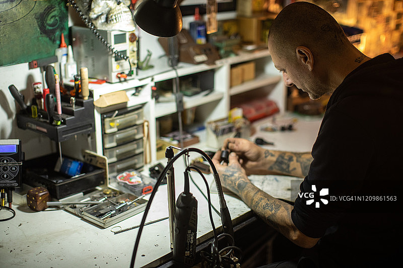 工匠手持机器零件查看蓝图图片素材