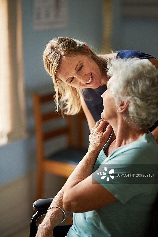 悉心照料与帮助图片素材