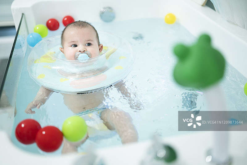 婴儿水疗图片素材