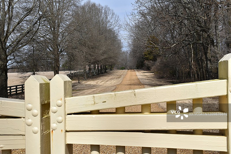 木门和长长的碎石路图片素材