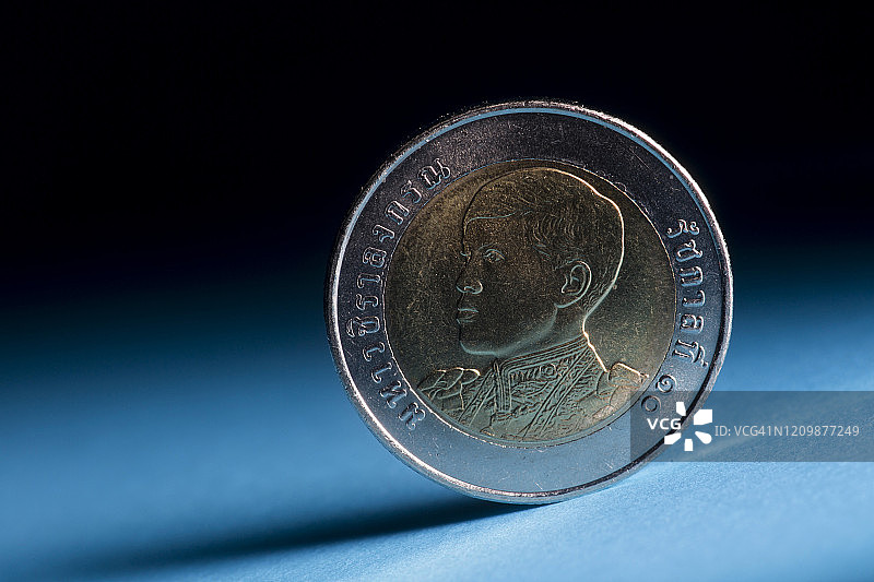蓝色背景上的泰国10泰铢硬币图片素材
