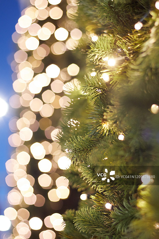 爱尔兰都柏林格拉夫顿街的圣诞夜灯图片素材