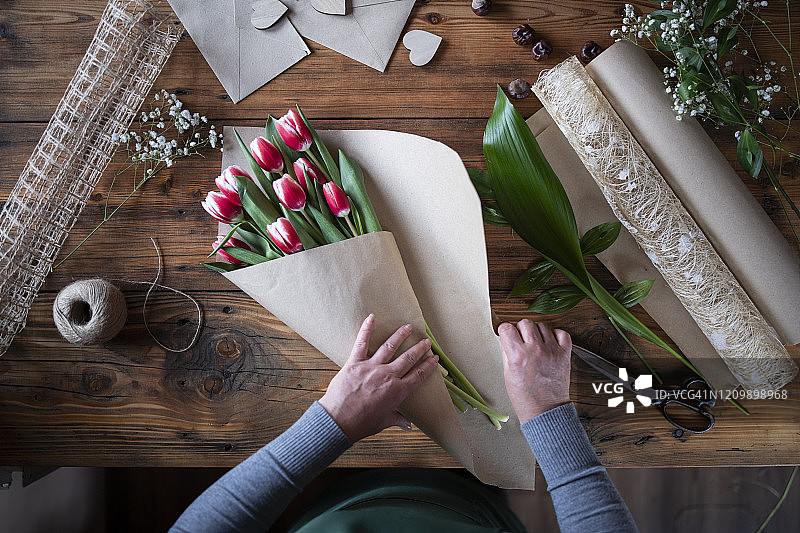 女人制作郁金香花束图片素材