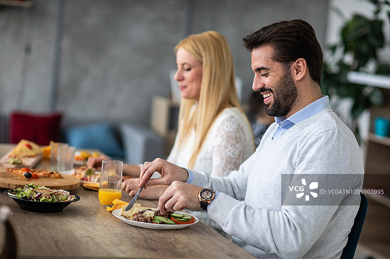 夫妻一起享用午餐图片素材