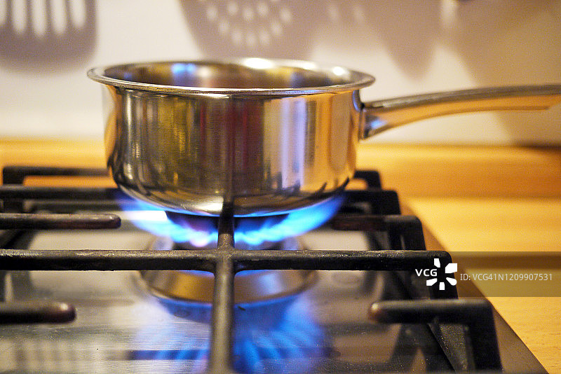 燃气灶上的不锈钢锅图片素材