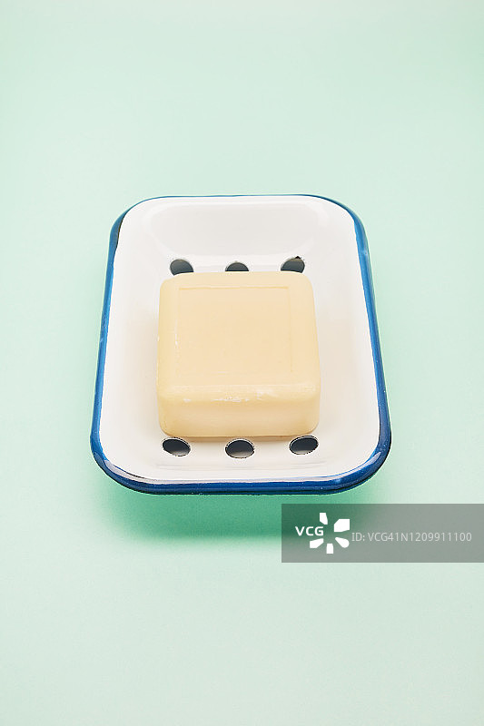 搪瓷肥皂盒与肥皂静物，青绿色背景图片素材