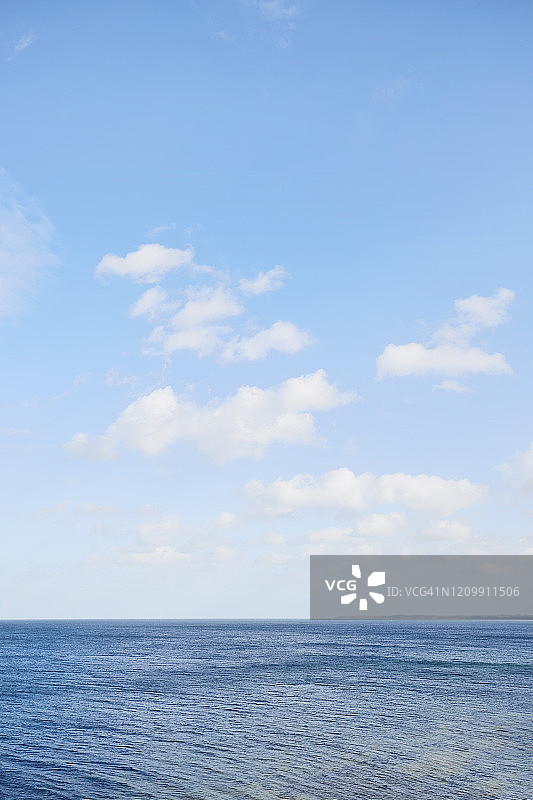 大海、云彩和蓝天抽象背景全画幅照片图片素材