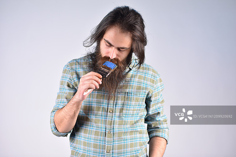 气味宜人，刷子上的有机蓝色颜料图片素材