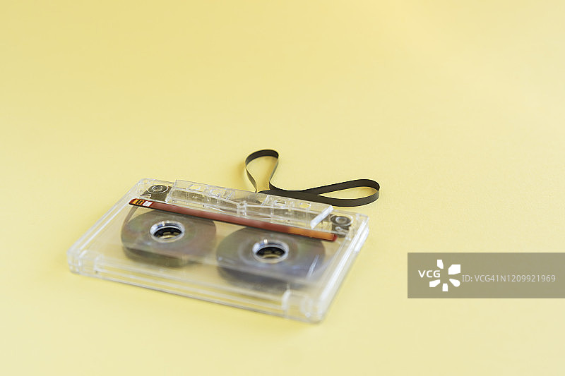 俯视拍摄的散落磁带，黄色背景图片素材