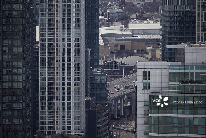 楼宇间的公路交通图片素材