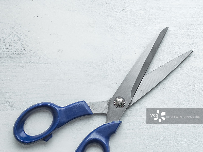 白色背景的乡村木板上的剪刀图片素材