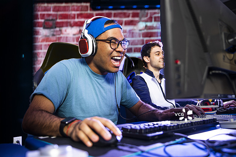 年轻男性电竞玩家图片素材