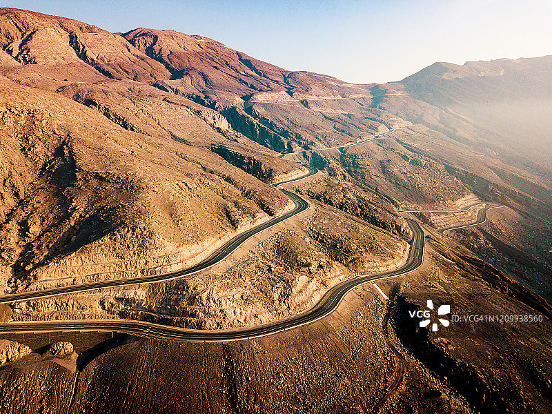 阿联酋杰伊斯山沙漠公路航拍图片素材