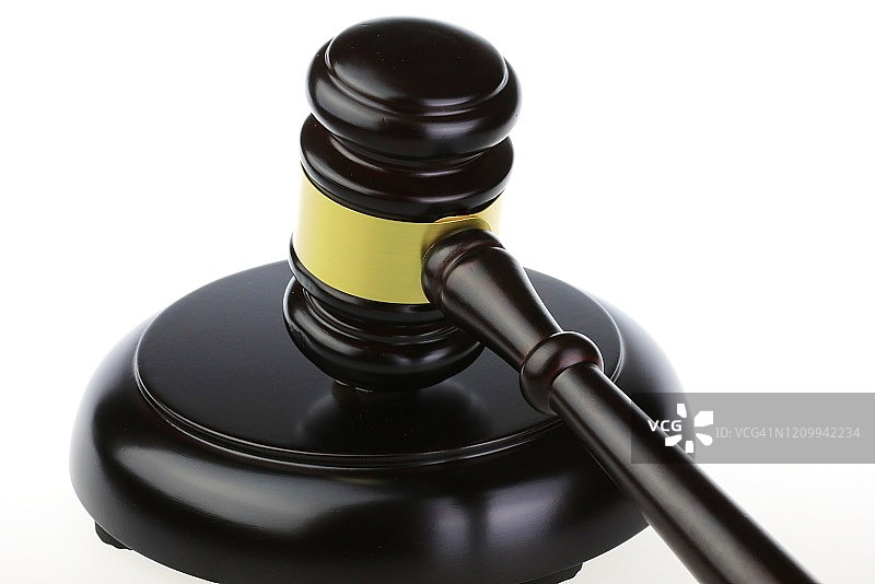 拍卖师的锤子在白色背景上图片素材