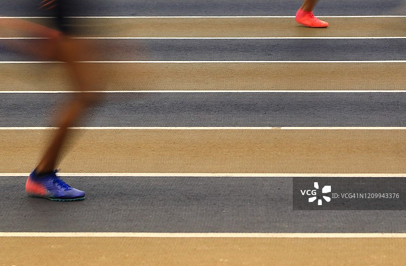 赛跑中田径运动员局部景观图片素材