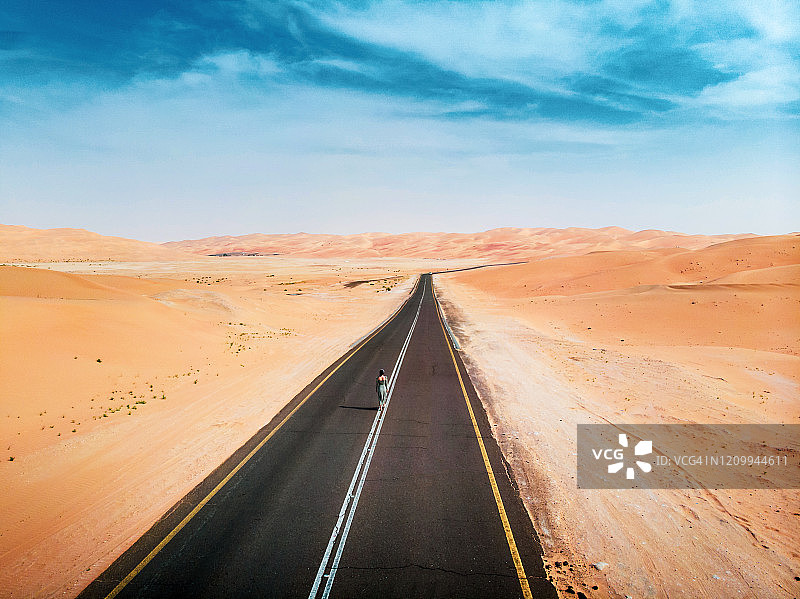 阿联酋利瓦的女子风景沙漠公路航拍图片素材